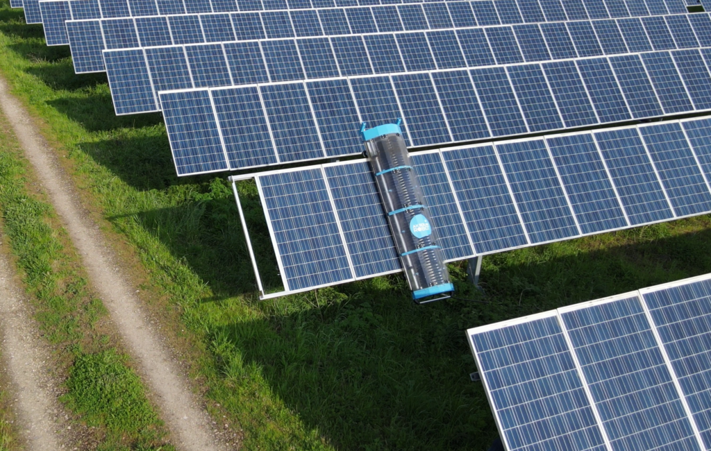 Hydraulic robotic cleaning solutions for ground-mounted solar plants ...